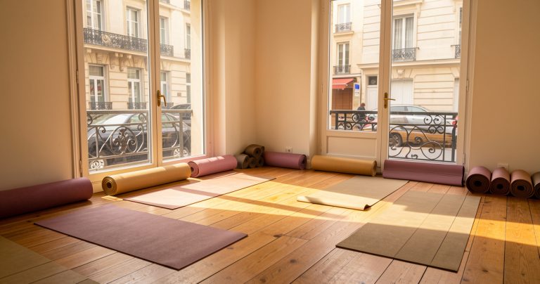 Yoga Bikram Paris : studios, horaires, prix et guide complet 2026